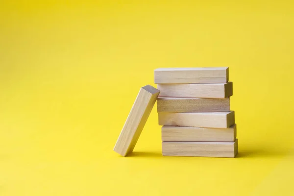 Bloques Madera Doblados Torre Sobre Fondo Amarillo Éxito Crecimiento Triunfo —  Fotos de Stock