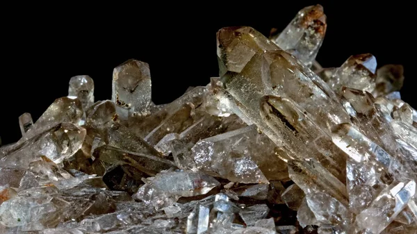 Siyah arka planda şeffaf beyaz kuvars kristali. Makro