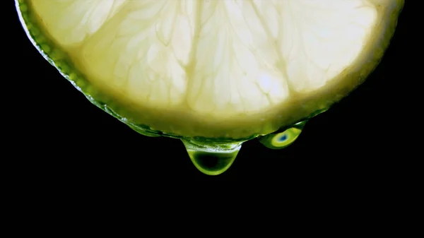 Limun Segar Diiris Dengan Tetesan Jus Lemon Segar Penutup Yang — Stok Foto