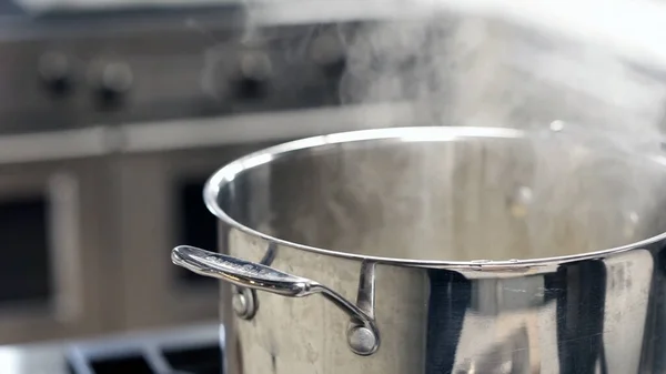 Tencerenin üstünde buhar.