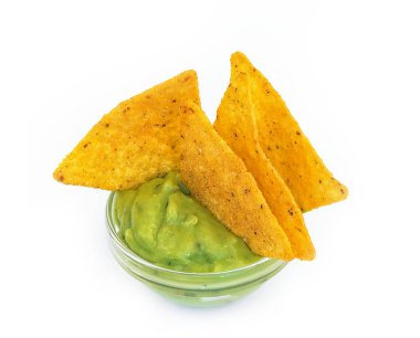 Beyaz arka planda avokado soslu gevrek ve taze cipsler.