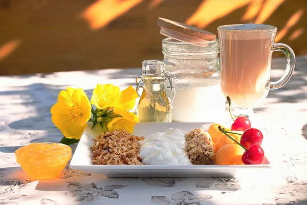 Υπέροχο Ελαφρύ Καλοκαιρινό Πρωινό Μούσλι Και Φρούτα Υγιεινό Φαγητό — Φωτογραφία Αρχείου