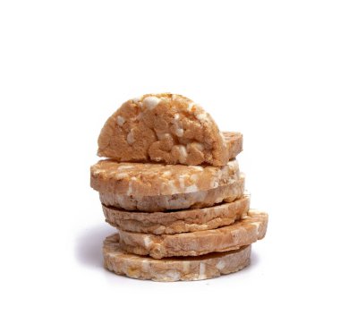 beyaz zemin üzerinde diyet pirinç unu ekmeği