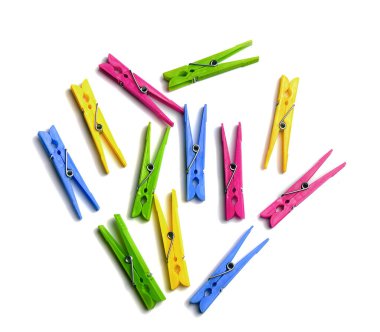 Beyaz arka planda çok renkli çipler.