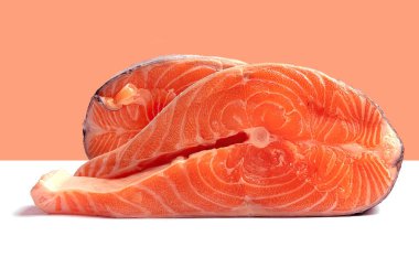 Beyaz-kırmızı arka planda büyük taze alabalık biftekleri