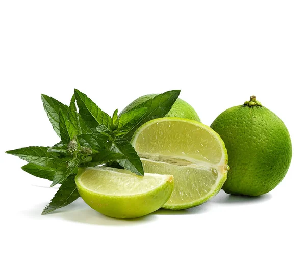 Nce Aromalı Sulu Limonlar Beyaz Arkaplanda Taze Nane — Stok fotoğraf