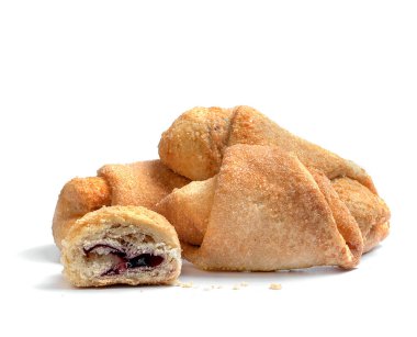 Beyaz zemin üzerine şeker serpiştirilmiş vişne reçelli kurabiyeler