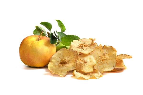 배경에 사과를 바삭바삭 칩으로 만든다 스톡 사진