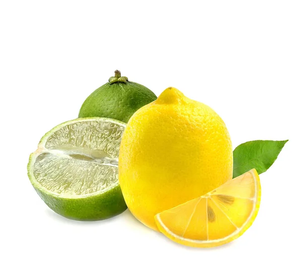 Beyaz Arka Planda Dilimlenmiş Limon Limon Yeşil Yaprak — Stok fotoğraf