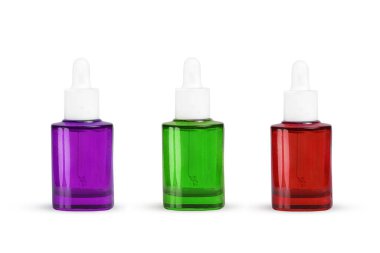 beyaz arka planda pipeti olan çok renkli cam şişeler