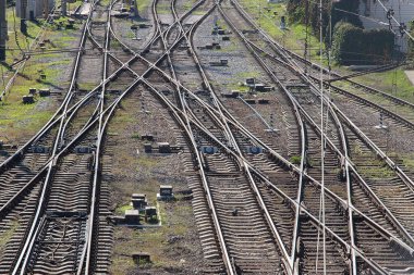Tren istasyonuna yakın bir yerde.