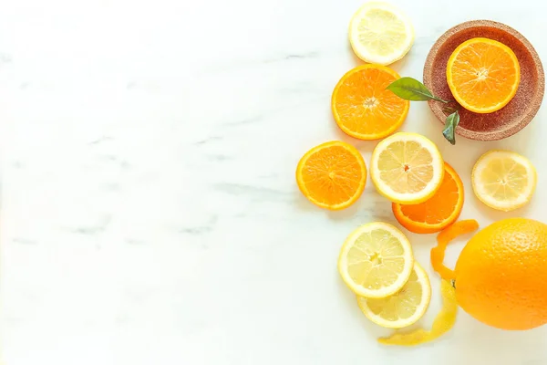 Orangen Und Zitronen Auf Weißem Marmor Orangenzweig Zwischen Den Früchten Stockfoto