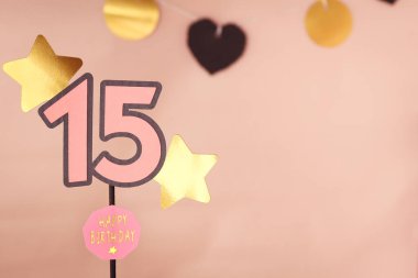 Doğum günü partisi arka planı pembe, altın ve siyah renklerle 15 numara. 15 yıllık parti davetiyesi. Onbeş Yaş.
