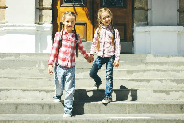 Deux Écolières Gaies Avec Des Cartables Sur Fond École — Photo