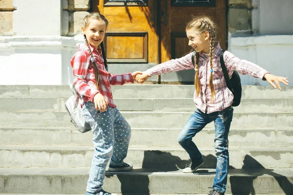 Deux Écolières Gaies Avec Des Cartables Sur Fond École — Photo