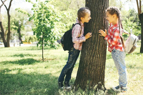 Due Studentesse Stanno Con Zaino Vicino Albero — Foto Stock