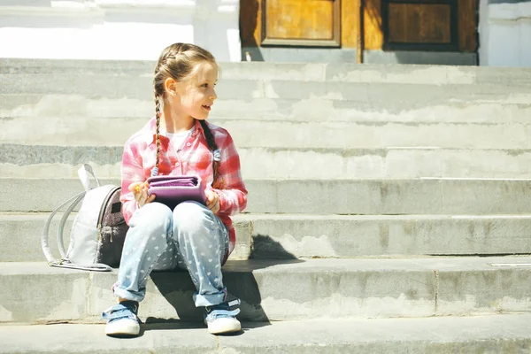 Une Petite Écolière Est Assise Avec Cartable Étui Crayon Sur — Photo