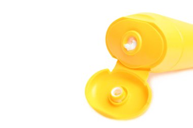 Beyaz arka plan üzerinde izole güneş koruyucu ile sarı şişe.