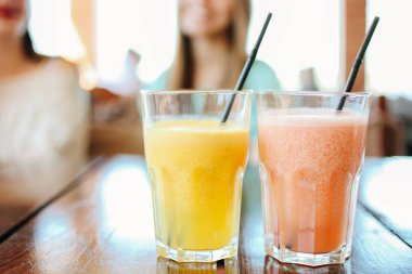 İki meyve smoothies üzerinde ahşap bir masa standı. Kavram detoks.