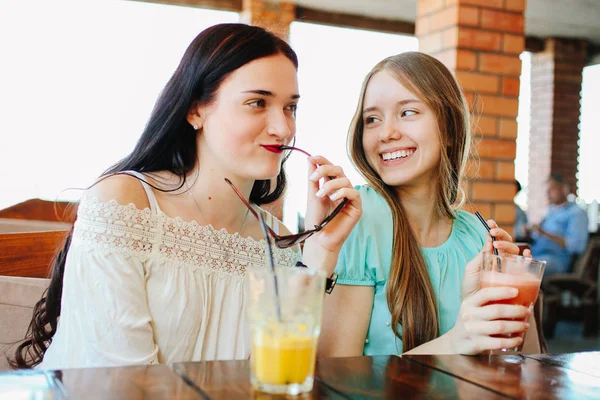 Dos Hermosas Chicas Están Bebiendo Batidos Fruta Fresca Café — Foto de Stock