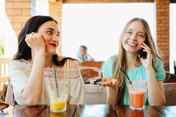 Dos Hermosas Chicas Están Sentadas Café Bebiendo Batidos Frutas Frescas — Foto de Stock