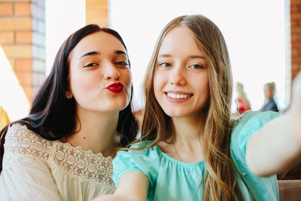 Дві Красиві Веселі Усміхнені Дівчата Роблять Селфі — стокове фото