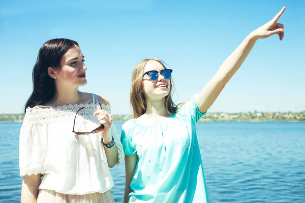 Дві Красиві Дівчата Сонцезахисних Окулярах Фоні Річки — стокове фото