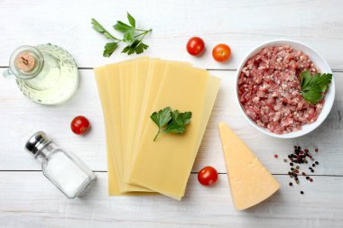 Ahşap arka plan üzerinde lazanya yemek pişirmek için ürünler. Üstten görünüm.