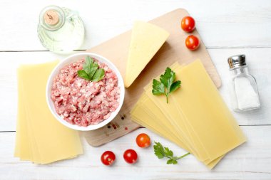 Ahşap arka plan üzerinde lazanya yemek pişirmek için ürünler. Üstten görünüm.