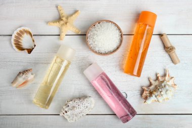 Üç jelleri ve deniz tuzu ahşap arka plan üzerinde duş.