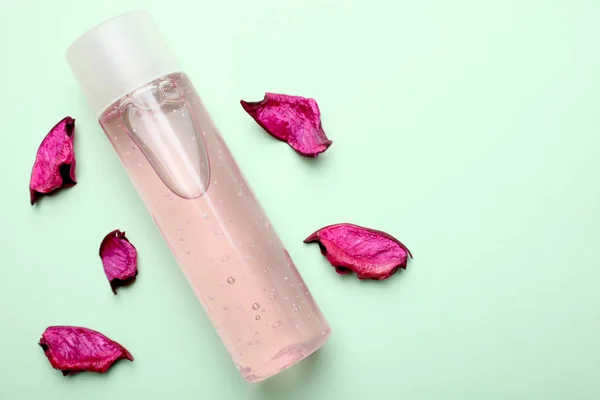 Egy Üveg Rózsaszirom Menta Alapon Rózsaszín Tusfürdő — Stock Fotó