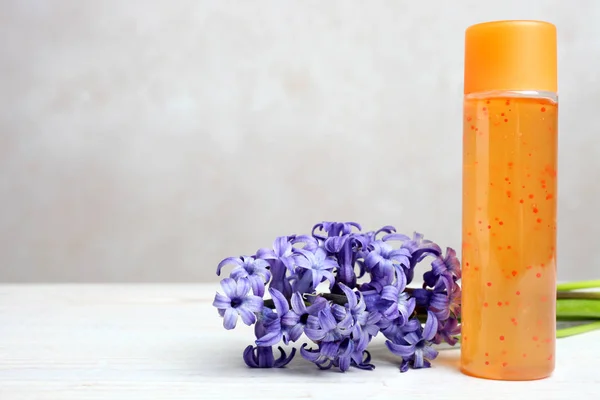 Orangefarbenes Duschgel Und Hyazinthe Auf Einem Holztisch Auf Neutralem Hintergrund — Stockfoto