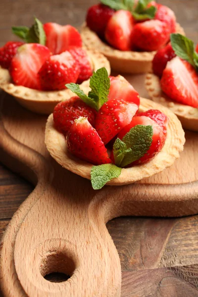 Fresas Maduras Tartaletas Una Tabla Cortar Madera — Foto de Stock