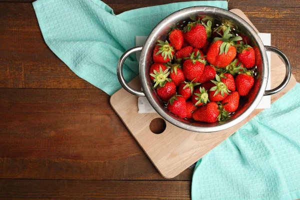 Ripe Strawberries Colander Cutting Board Wooden Background Top View — Stock Photo, Image