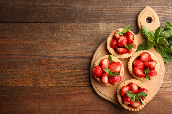 Fresas Maduras Tartaletas Sobre Una Tabla Cortar Sobre Fondo Madera — Foto de Stock