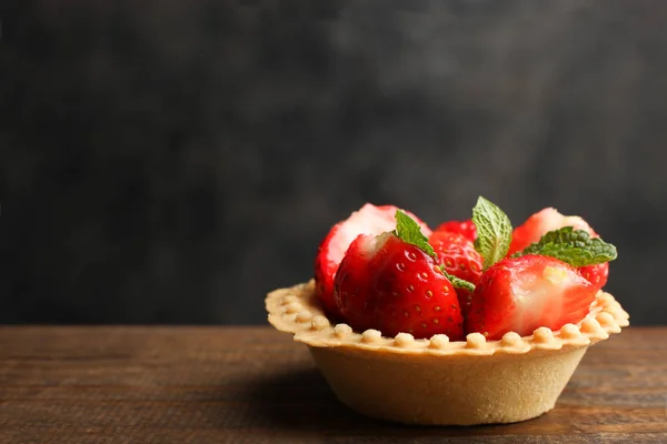 Ein Törtchen Mit Reifen Erdbeeren Auf Einem Holztisch Vor Schwarzem — Stockfoto