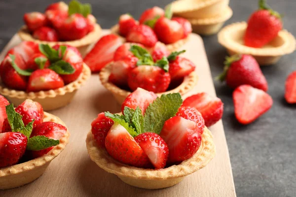 Tartlets Ripe Strawberries Cutting Board Black Background Side View — Stock Photo, Image
