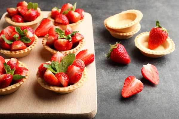 Tartlets Ripe Strawberries Cutting Board Black Background Side View — Stock Photo, Image