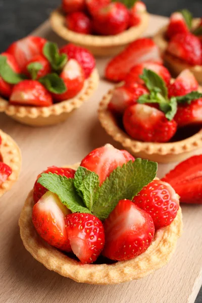 Tartlets Ripe Strawberries Cutting Board Side View — Stock Photo, Image