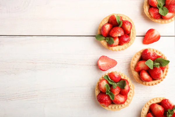 Törtchen Mit Reifen Erdbeeren Auf Einem Hölzernen Hintergrund Ansicht Von — Stockfoto