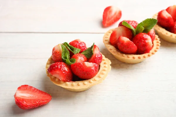 Törtchen Mit Reifen Erdbeeren Auf Einem Hölzernen Hintergrund Seitenansicht — Stockfoto