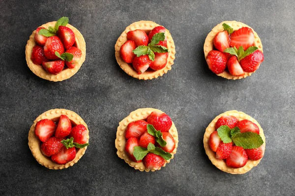 Tortine Con Fragole Mature Menta Fondo Nero Vista Dall Alto — Foto Stock