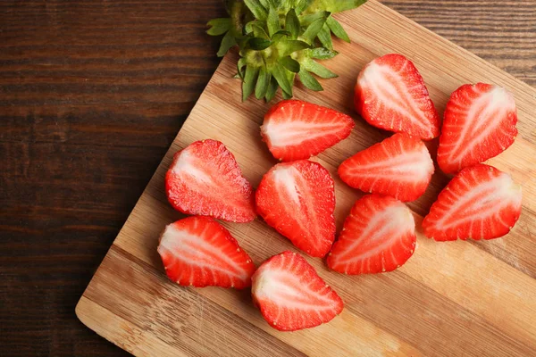 Trozos Fresas Maduras Yacen Sobre Una Tabla Cortar Sobre Fondo — Foto de Stock