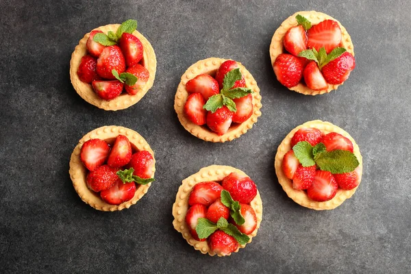 Tartaletas Con Fresas Maduras Menta Sobre Fondo Negro Vista Superior — Foto de Stock