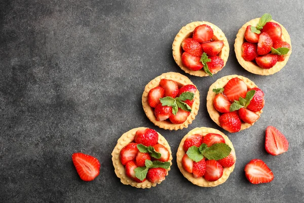 Tartaletas Con Fresas Maduras Menta Sobre Fondo Negro Vista Superior — Foto de Stock