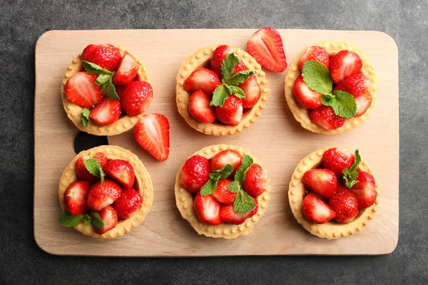 Tartlets Ripe Strawberries Mint Cutting Board Black Background Top View — Stock Photo, Image