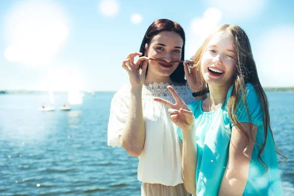 Дві Красиві Веселі Дівчата Фоні Моря Вітрильних Човнів — стокове фото