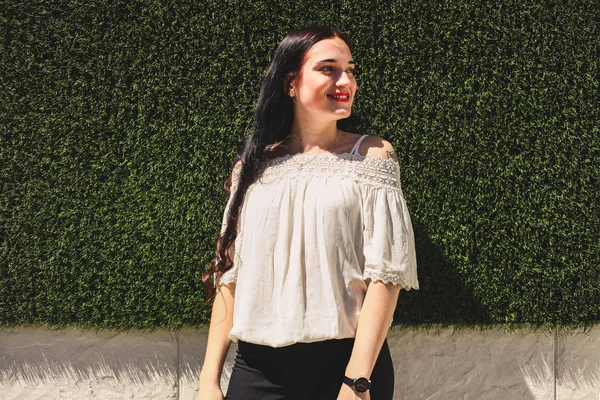 Hermosa Chica Una Blusa Clásica Blanca Contra Fondo Una Pared — Foto de Stock