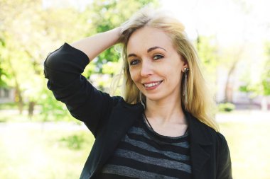 Güzel sarışın, Doğa arka plan gülümseyen kadın.