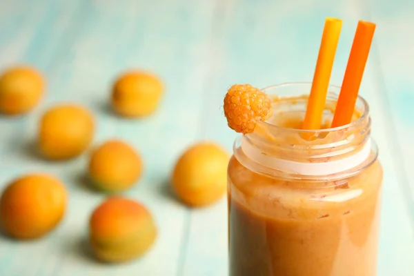 Smoothies Damasco Uma Garrafa Damascos Fundo Madeira — Fotografia de Stock